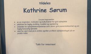 Plakat der det står at Kathrine Sørum får orsk Sykepleierforbund Vestland sin Sykepleirpris 2022.