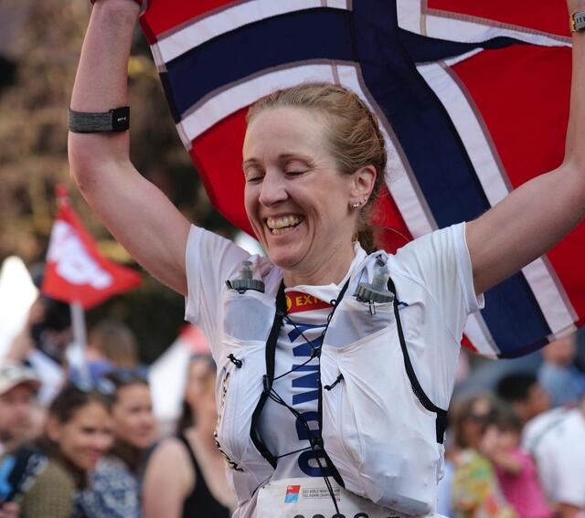 Sara-Rebakka Færø Linde jubler i mål etter 14. plassen i VM terrengultra tidligere i år.