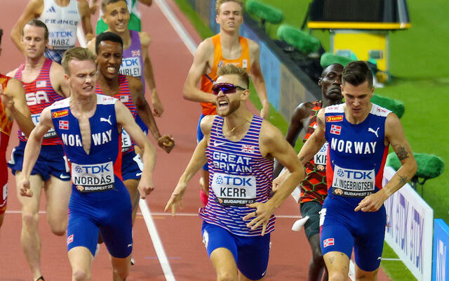 Josh Kerr kryssa mållinja som førstemann, mens Jakob Ingebrigtsen så vidt holdt unna for Narve Gilje Nordås. (Alle foto: Arne Dag Myking)