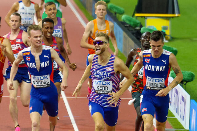 Josh Kerr kryssa mållinja som førstemann, mens Jakob Ingebrigtsen så vidt holdt unna for Narve Gilje Nordås. (Alle foto: Arne Dag Myking)