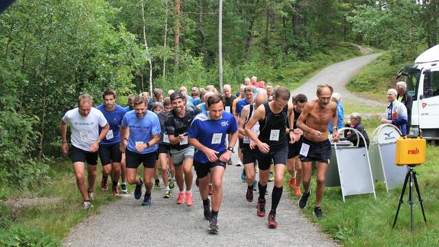 Fra starten på lang løype. (Foto: Sverre Larsen)