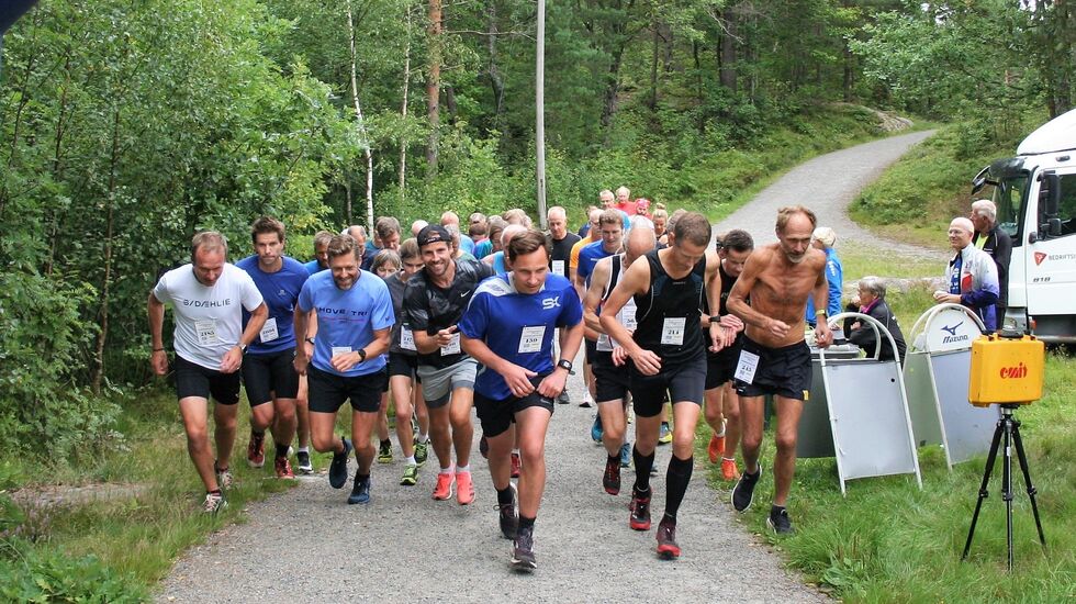 Fra starten på lang løype. (Foto: Sverre Larsen)