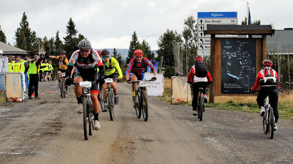 Birkebeinerryttere passerer Elgåsen i 2018. (Foto: Rolf Bakken)