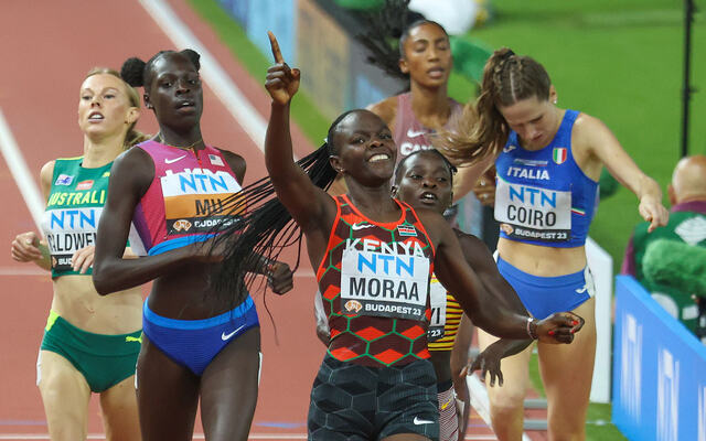 Mary Moraa jubler for heatseieren, men den som imponerte aller mest var Athing Mu som tok seg til finalen til tross for et nestenfall. (Alle foto: Arne Dag Myking)