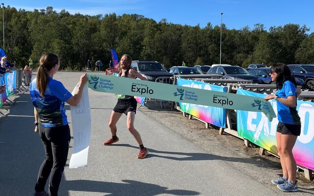 En veldig glad Stian Sommerseth er klar til å bryte målseilet som vinner av NM terrengultra. (Arrangørfoto)