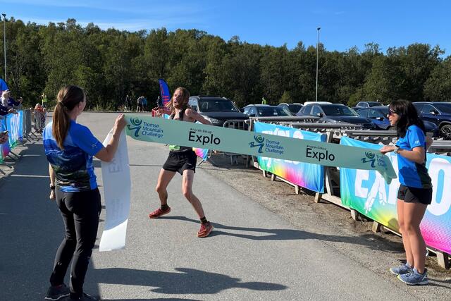 Stian Sommerseth er klar til å bryte målseilet som vinner av NM terrengultra.
