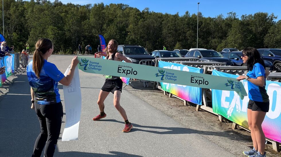 Stian Sommerseth er klar til å bryte målseilet som vinner av NM terrengultra.