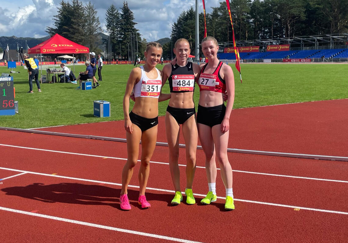 De tre beste jentene på 3000 meter for Kvinner under 23 år. Vinner Ina Halle Haugen i midten, Selma Løchen Engdahl på andreplass til venstre og Mari Roligheten Ruud på tredjeplass til høyre. (Foto: Thomas Patey)