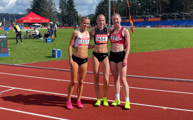 De tre beste jentene på 3000 meter for Kvinner under 23 år. Vinner Ina Halle Haugen i midten, Selma Løchen Engdahl på andreplass til venstre og Mari Roligheten Ruud på tredjeplass til høyre. (Foto: Thomas Patey)