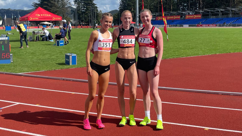 De tre beste jentene på 3000 meter for Kvinner under 23 år. Vinner Ina Halle Haugen i midten, Selma Løchen Engdahl på andreplass til venstre og Mari Roligheten Ruud på tredjeplass til høyre. (Foto: Thomas Patey)