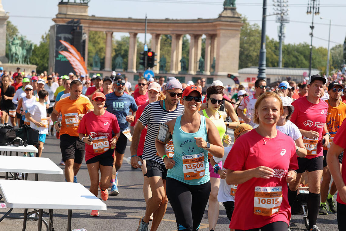 Budapest 10K Run of Heroes hadde start og mål på den monumentale helteplassen, som har noen store byggverk som skal hylle heltene i ungarsk historie. (Alle foto: Arne Dag Myking)