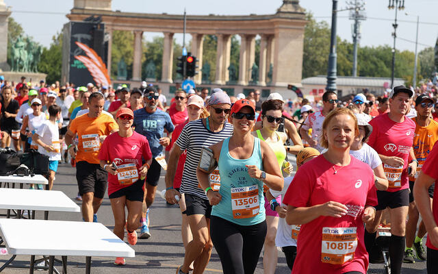 Budapest 10K Run of Heroes hadde start og mål på den monumentale helteplassen, som har noen store byggverk som skal hylle heltene i ungarsk historie. (Alle foto: Arne Dag Myking)