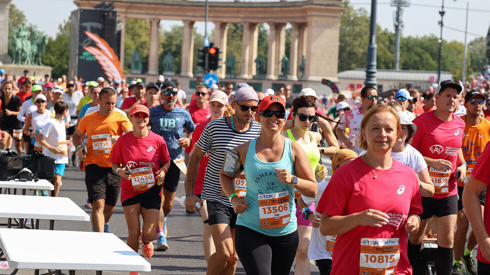 Budapest 10K Run of Heroes hadde start og mål på den monumentale helteplassen, som har noen store byggverk som skal hylle heltene i ungarsk historie. (Alle foto: Arne Dag Myking)