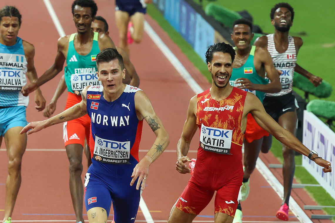 Det var først med ca. 10 meter igjen at Jakob Ingebrigtsen passerte Mohamed Katir og dermed sikra seg sitt andre VM-gull på 5000 m. (Alle foto: Arne Dag Myking) 