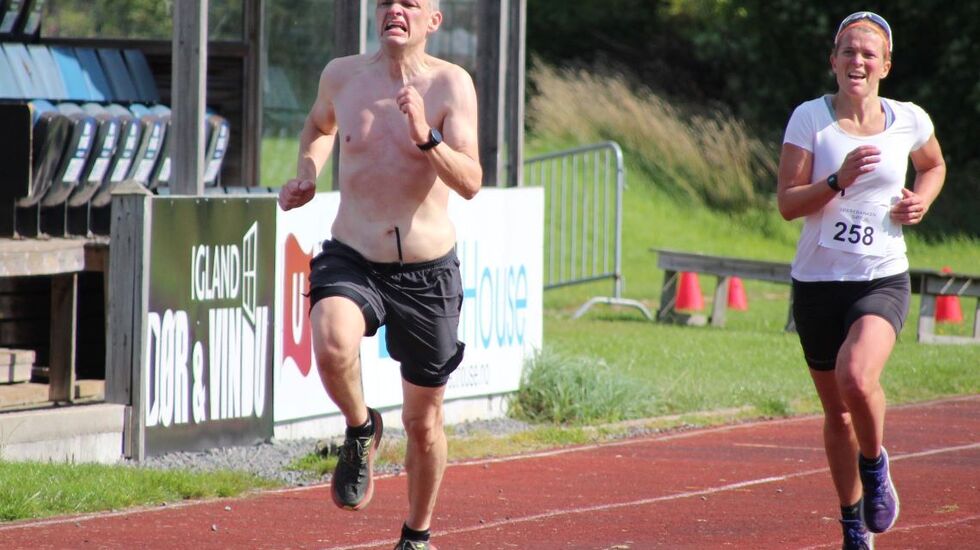 Den suveræne vinder på den klassiske 12 km Nora Johansen på vej mod mål sammen med Kjetil Sørby 