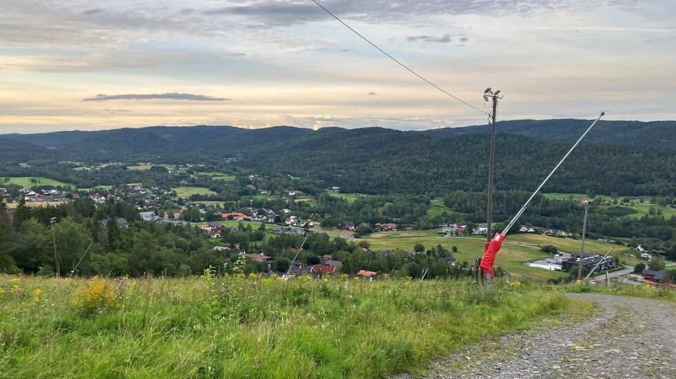Utsikt fra løypa til starten og Lommedalen skole. (Arrangørfoto)