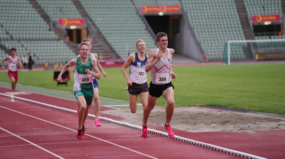 Andreas Fjeld Halvorsen (til høyre) og Håkon Moe Berg spurter inn til nye personlige rekorder på Bislett tirsdag. (Foto: Einar Børve)