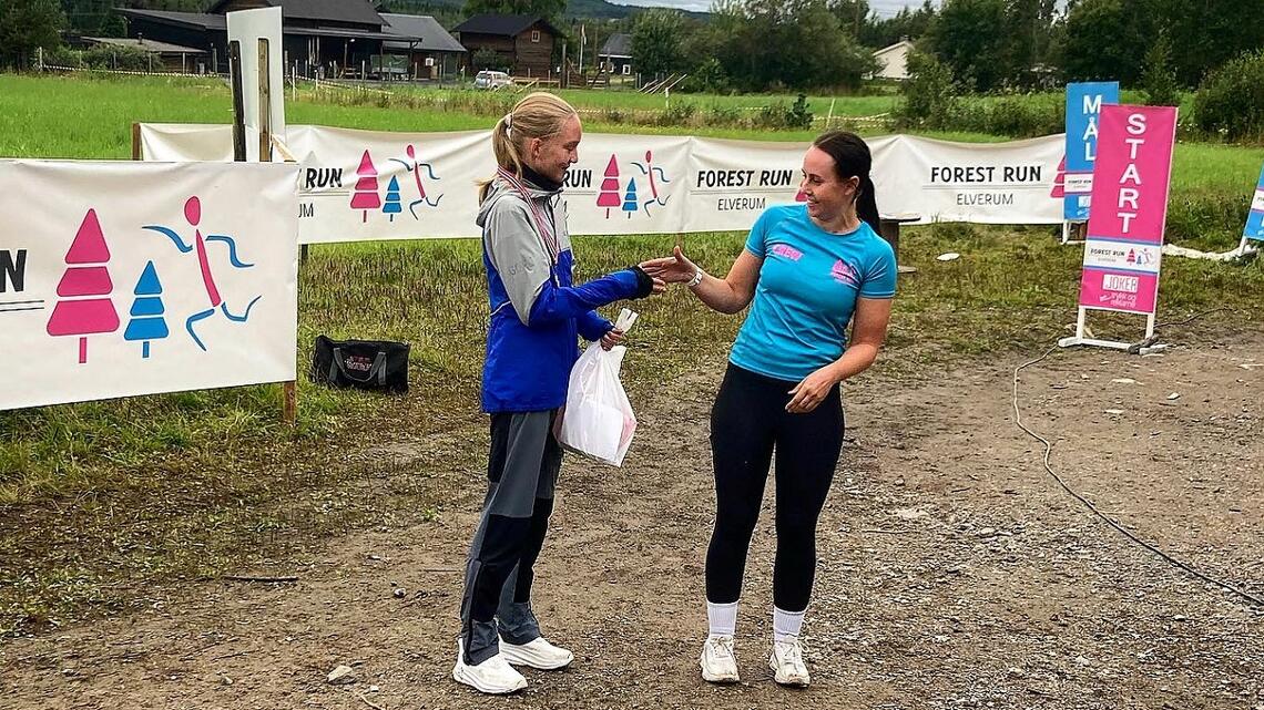 16-åringen Synne Marie Lindkjølen Bergkvist fra Magnor var raskest av alle på 5 km og får her sin premie av løpsarrangør Ingvild M. Johansen. (Arrangørfoto)