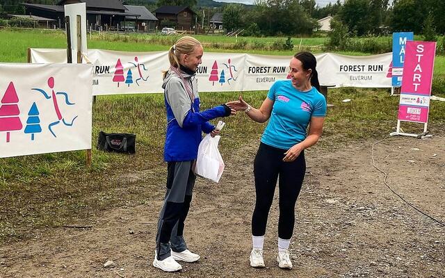 16-åringen Synne Marie Lindkjølen Bergkvist fra Magnor var raskest av alle på 5 km og får her sin premie av løpsarrangør Ingvild M. Johansen. (Arrangørfoto)