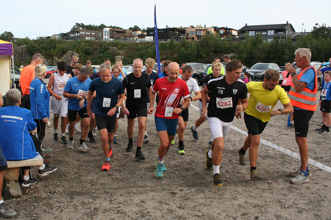 Løperne på Milslukern legger i vei ut fra start. (Foto: Sverre Larsen)