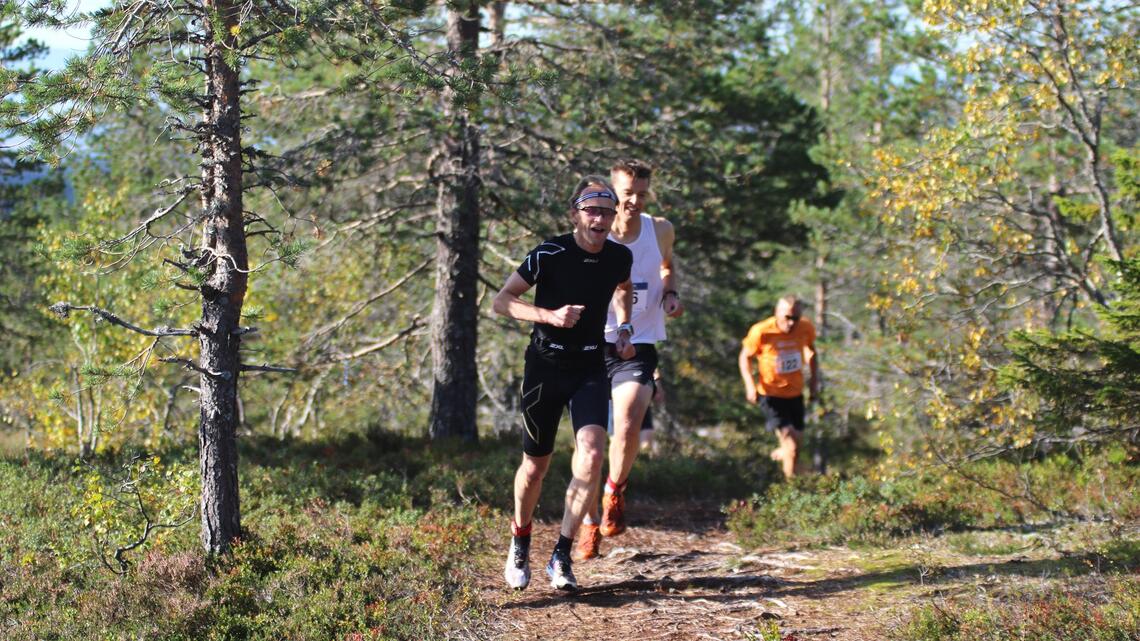 Kjell Vegard Opheim (foran) og Espen Nyland passerer Klekkfjellet på den lengste løypa på 22 km seige km. Espen endte opp som dagens vinner, og Kjell Vegard fulgte ikke langt bak på 3. plass. (Foto: Rolf Bakken)