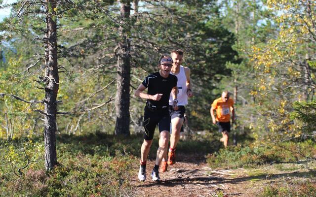 Treeren Kjell Vegard Opheim foran vinneren Espen Nyland på Klekkfjellet i fjorårets halvmaraton på Budor. (Foto: Rolf Bakken)