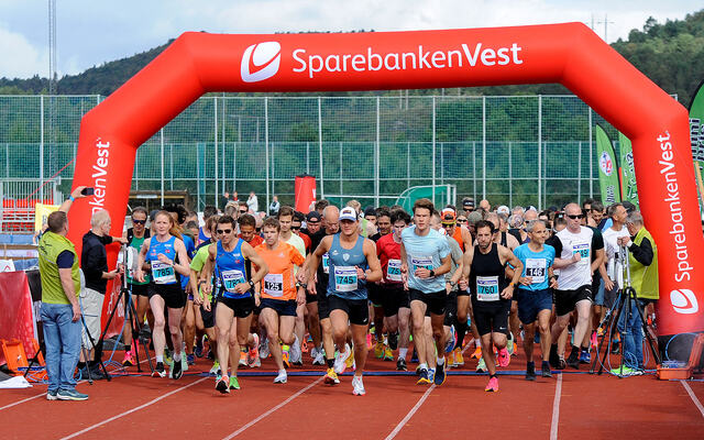 Fra fjorårets halvmaraton i Knarvikmila. Helt til venstre ser vi Lina Rivedal og Tage Morken Augustson. (Foto: Arne Dag Myking)