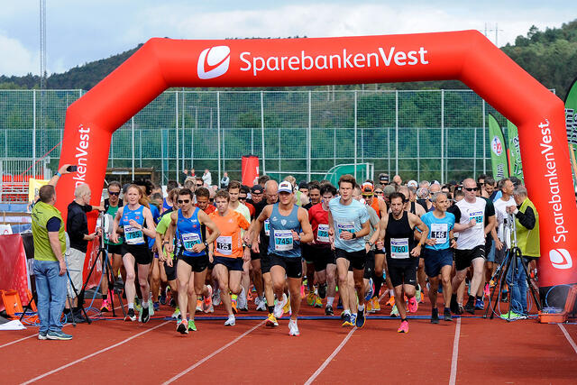 Fra fjorårets halvmaraton i Knarvikmila. Helt til venstre ser vi Lina Rivedal og Tage Morken Augustson. (Foto: Arne Dag Myking)