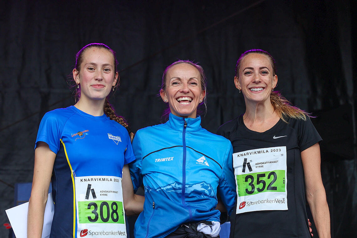 Premiepallen kvinner 5 km i Knarvikmila: Bethine Carlsen, Anita Iversen Lilleskare og Anne Skudal Dolvik. (Alle foto: Arne Dag Myking)