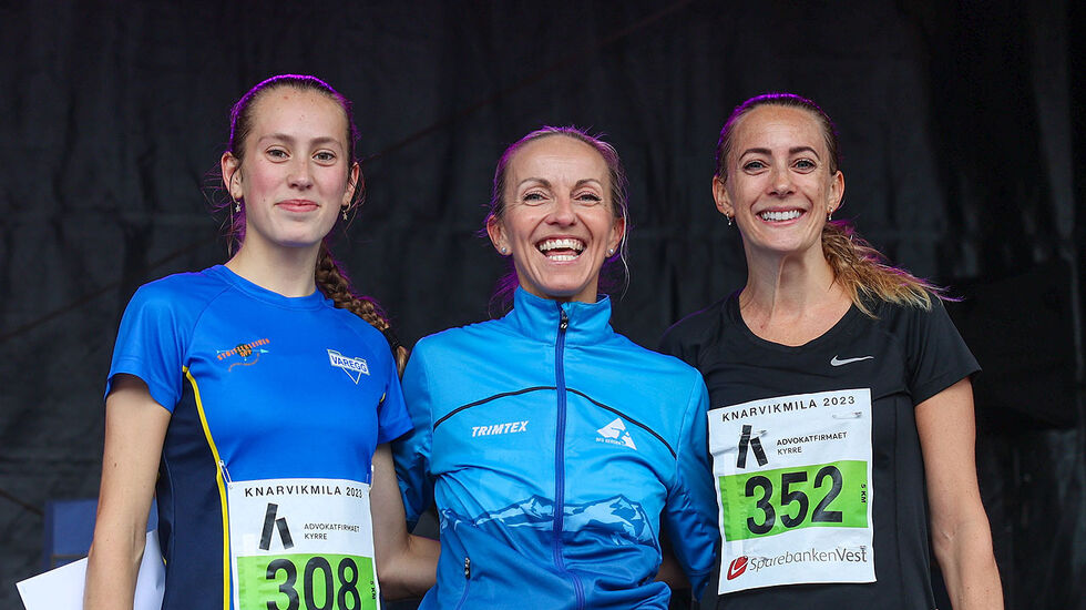 Premiepallen kvinner Bethine Carlsen, Anita Iversen Lilleskare og Anne Skudal Dolvik.