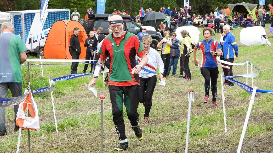 Godt voksne o-løpere med ungdommelige sluttspurter på søndagens mellomdistanse etter tre dager tettpakket med konkurranser i Modum. (Foto: Stein Arne Negård)