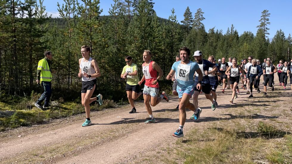Det var det største feltet på Støa på 16 år da 36 aktive la av gårde i samlet flokk denne første lørdagen i september. (Foto: Hilde Hagevik Odde)