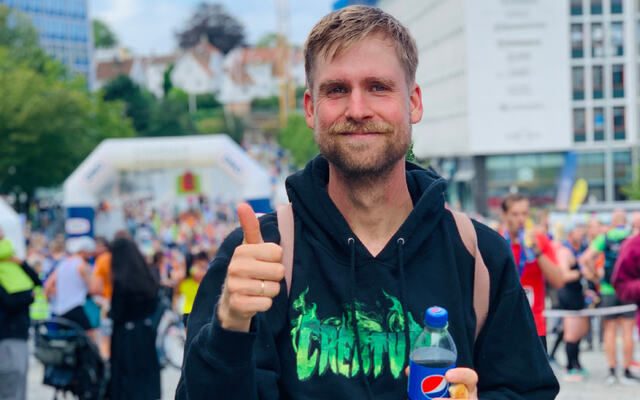 En fornøyd løper har klart målet sitt om sub 1 time og 20 minutter på halvmaraton. (Foto: Privat)