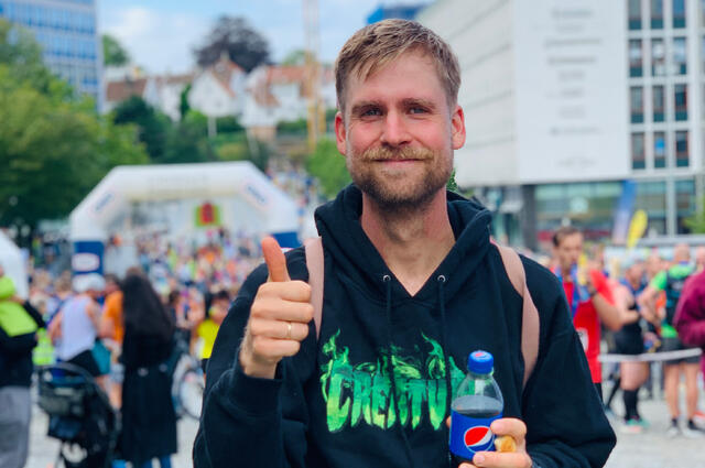 En fornøyd løper har klart målet sitt om sub 1 time og 20 minutter på halvmaraton. (Foto: Privat)