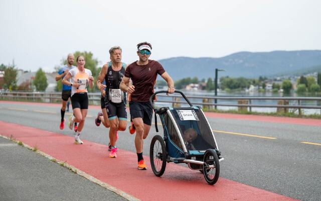 En fokusert Cato Thunes bak pacer Tommy Armani med sønnen William i vogn i hjemlige gater i Drammen søndag. (Foto: Drammen halvmaraton/Samuel Hafsahl/Aleksander Walmann)