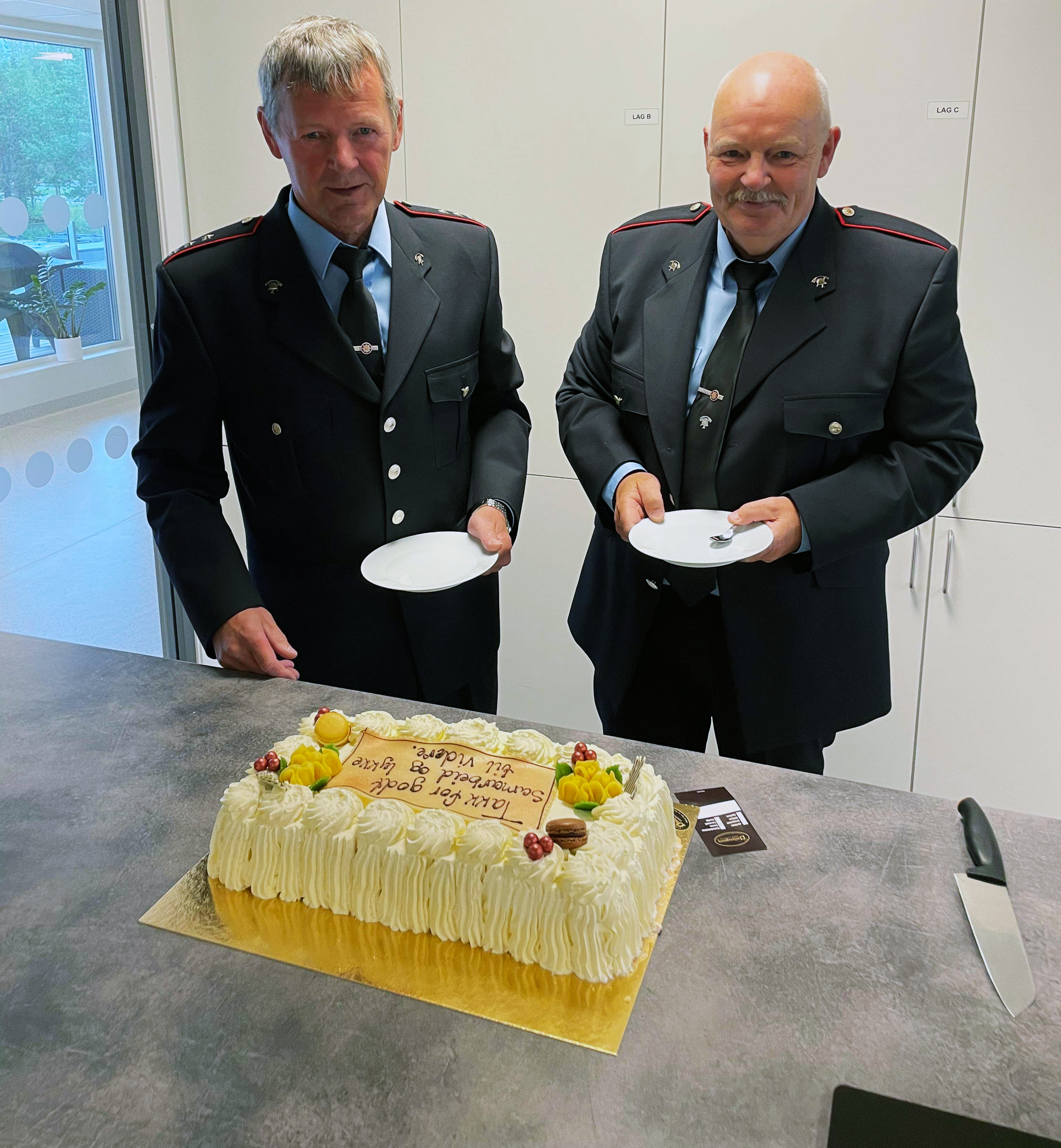 Svein Ole Arnesen og Asbjørn Sivertsen foran kake