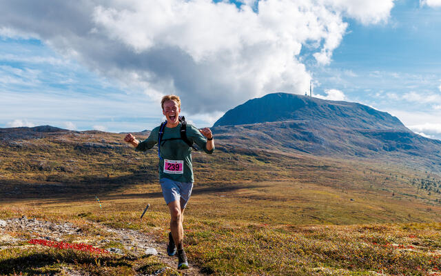 Johannes Helleve fra Oslo ned fra siste toppen under fjorårets Torvikbukt 6 topper. (Foto: Einar Engdal)