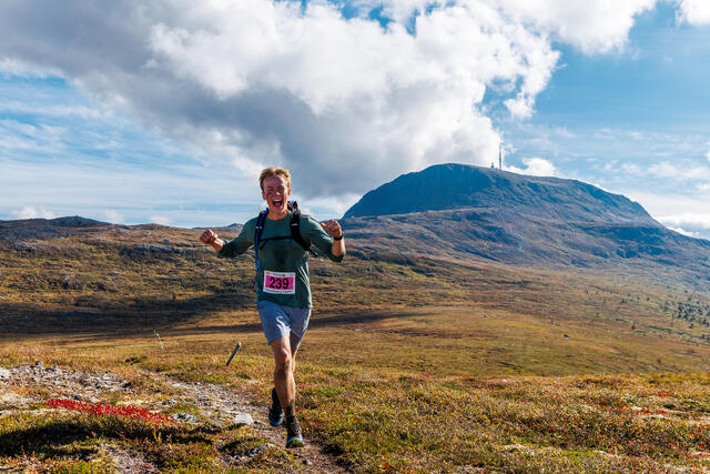Johannes Helleve fra Oslo ned fra siste toppen under fjorårets Torvikbukt 6 topper. (Foto: Einar Engdal)