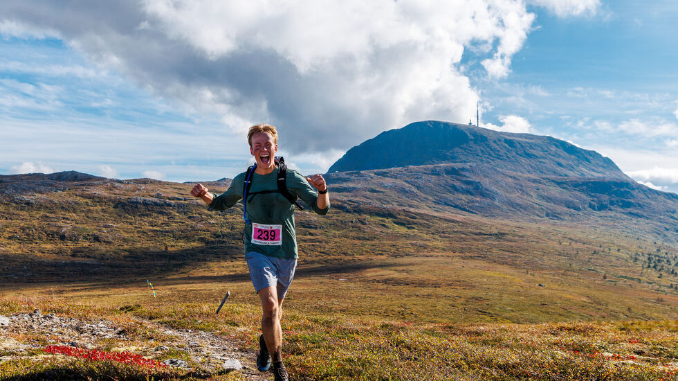 Johannes Helleve fra Oslo ned fra siste toppen under fjorårets Torvikbukt 6 topper. (Foto: Einar Engdal)