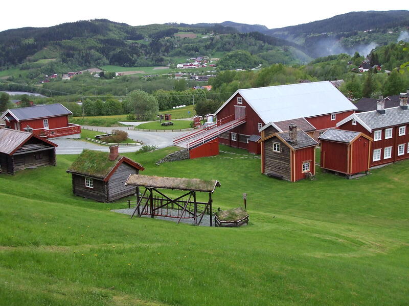 Bilde av et fjøs og andre bygninger på Horg bygdatun på sommeren