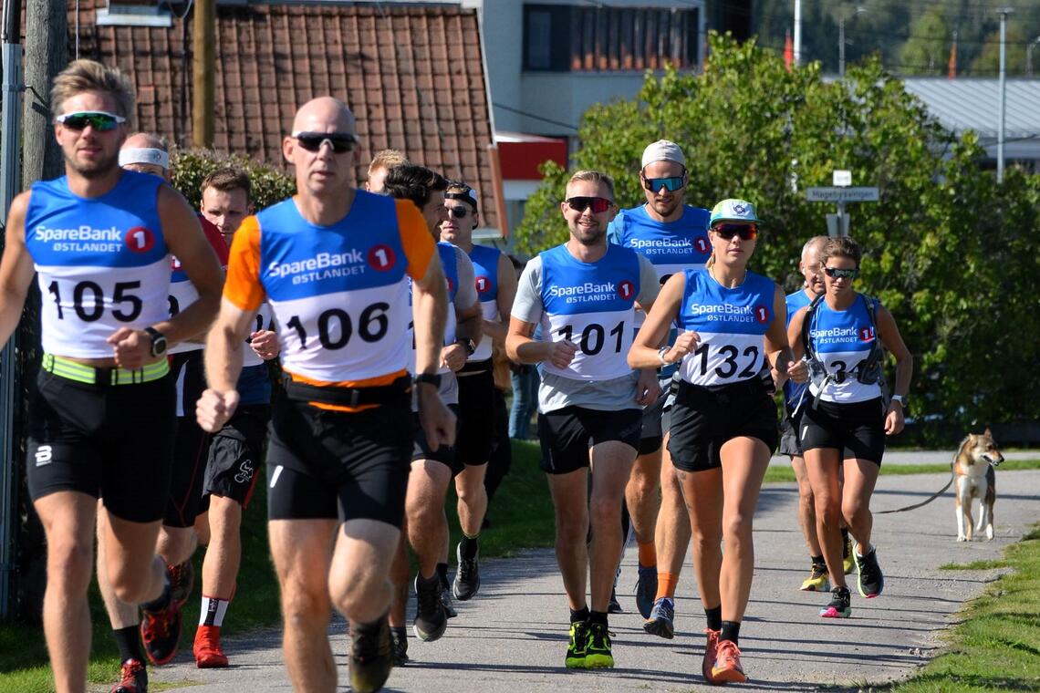 Fra rett etter starten i Skotterud sentrum lørdag formiddag. (Foto: Janne Slorafoss)