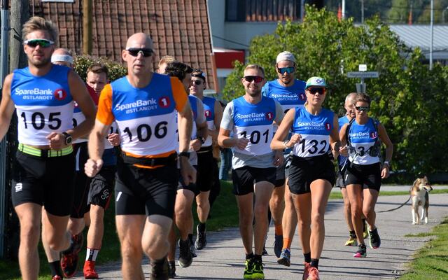 Fra rett etter starten i Skotterud sentrum lørdag formiddag. (Foto: Janne Slorafoss)