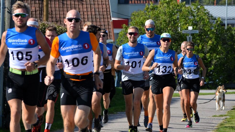 Fra rett etter starten i Skotterud sentrum lørdag formiddag. (Foto: Janne Slorafoss)