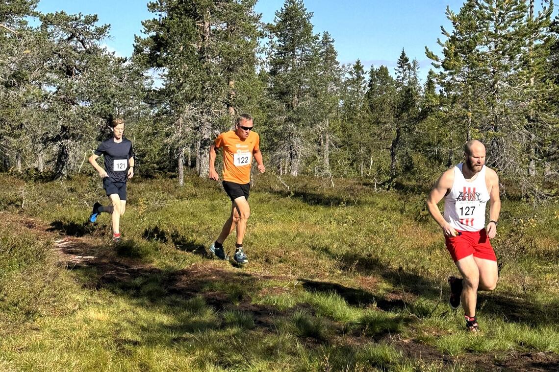Ivar Hesselberg Indby, Patrick Åserud og Vegard Nyeng på vei ut på sine 22 km i Budorfjellet. (Foto: Emma Nyborg Gundersen/Visit Budor)