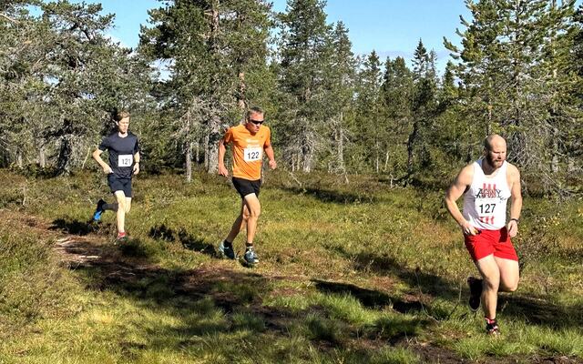 Ivar Hesselberg Indby, Patrick Åserud og Vegard Nyeng på vei ut på sine 22 km i Budorfjellet. (Foto: Emma Nyborg Gundersen/Visit Budor)