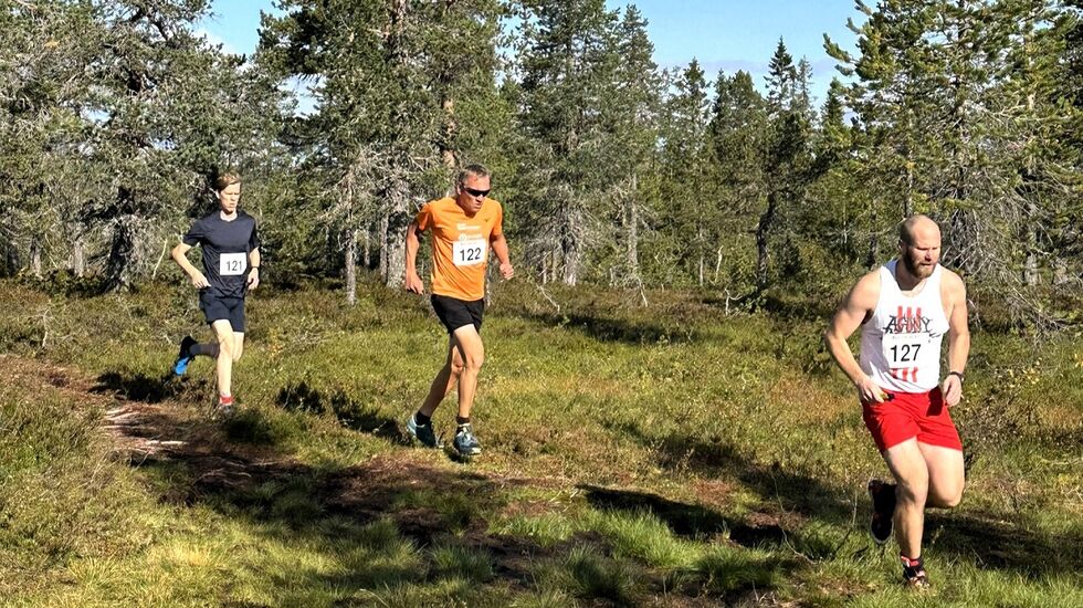Ivar Hesselberg Indby, Patrick Åserud og Vegard Nyeng på vei ut på sine 22 km i Budorfjellet. (Foto: Emma Nyborg Gundersen/Visit Budor)