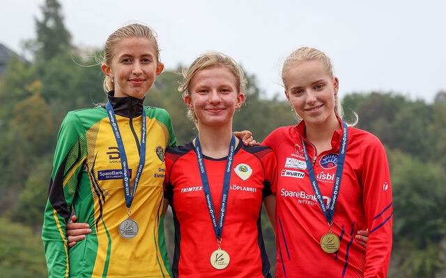 Premiepallen 800 meter for jenter-16: Wilma Anna Bekkemoen Torbiörnsson, Astrid Cecilie Berntsen og Eline Skaar. (Alle foto: Arne Dag Myking)