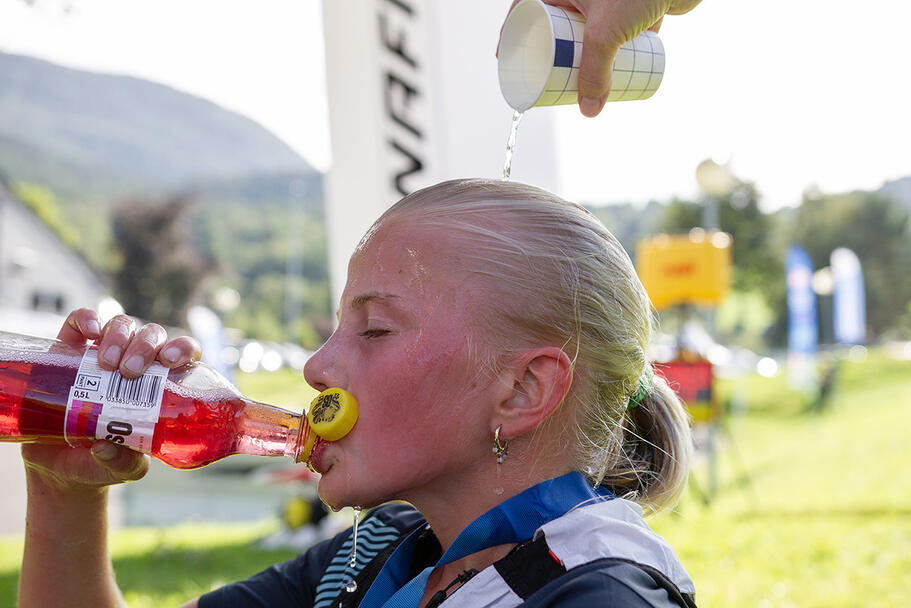 Ingrid Sandhaug fikk kaldt vann i hodet og brus fra Oskar Sylte etter målgang. (Foto: Daniel Kvalvik)