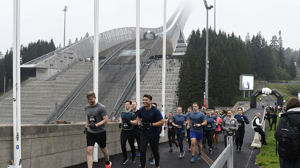 Med Holmenkollbakken i bakgrunnen, og som siste hinder, ble hinderløpet Toughest arrangert i Oslo i helga. (Alle foto: Berit Eide)