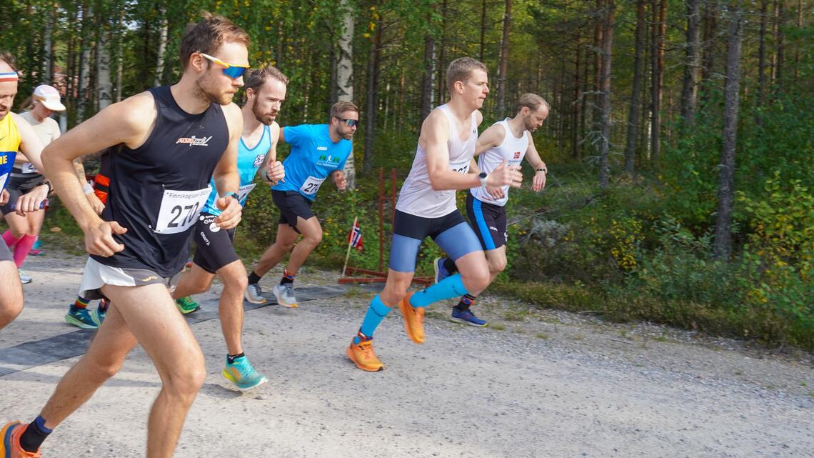 Fra starten på halvmaraton som hadde størst deltakelse med vinner Sjur Krystad Prestsæter nærmest. (Foto: Karoline Skaraberget)